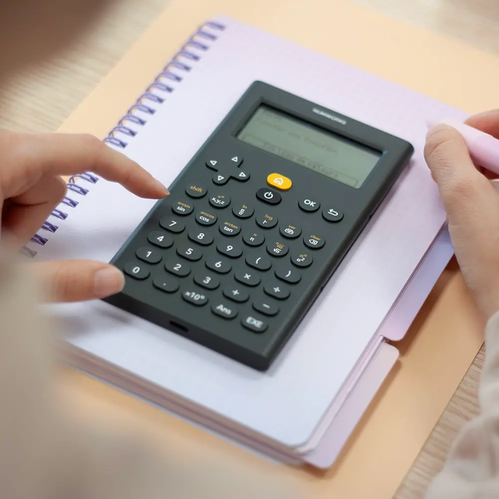 La calculatrice scientifique posée sur un bureau